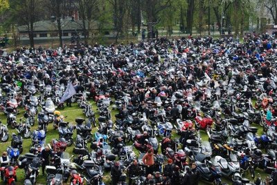 Nasi koledzy w tłumie motocyklistów