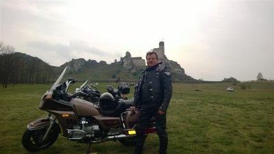Stary na tle ruin zamku Kazimierza Wielkiego z XIV w. Olsztyn k/Czestochowy w drodze powrotnej do domu
