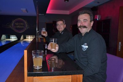 Zagłoba z Levym podczas kibicowania degustują pyszny sok z jabłek z sadu Zagłoby, wyciśnięty przez Stana.<br />Sok bardzo smakował również dzieciom.