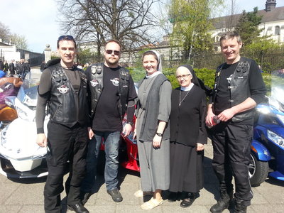 Młodsza siostra ma brata motocyklistę, poprosiła o zdjęcie pamiątkowe.